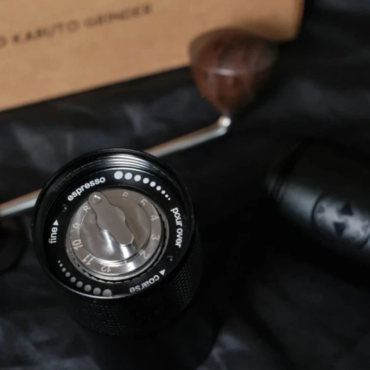 Hario Kabuto młynek ręczny żarnowy | CoffeeLove