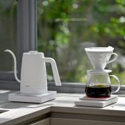 Hario Lyra Czajnik Elektryczny 800 ml biały | CoffeeLove