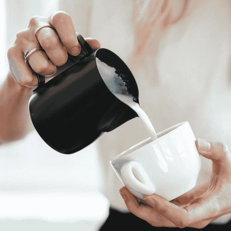 Rhino Coffee Gear dzbanek do mleka czarny 600 ml | CoffeeLove