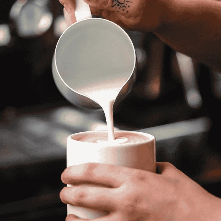 Rhino Coffee Gear dzbanek do mleka biały 950 ml | CoffeeLove