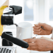 Rhino Coffee Gear dzbanek do mleka biały 360 ml | CoffeeLove