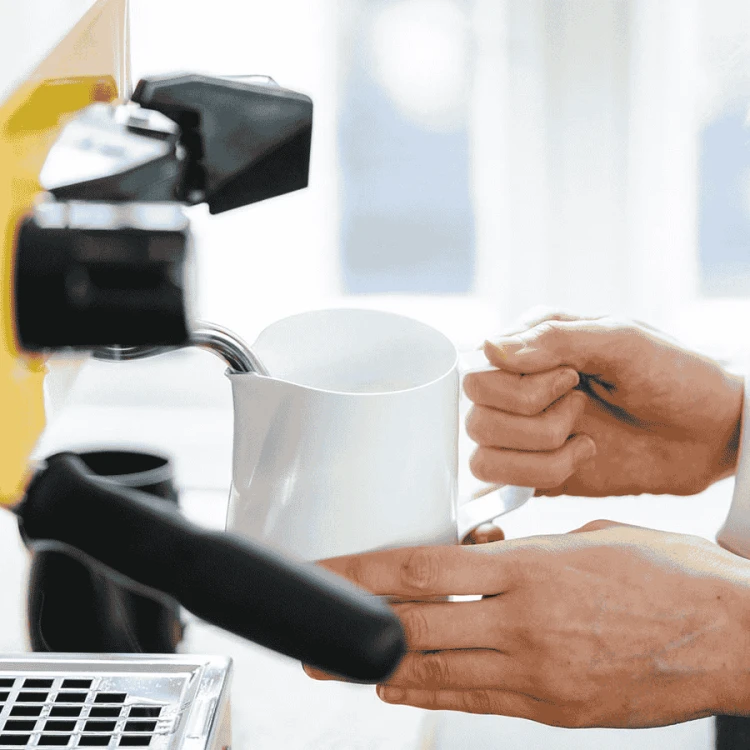 Rhino Coffee Gear dzbanek do mleka biały 360 ml | CoffeeLove