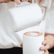 Rhino Coffee Gear dzbanek do mleka biały 360 ml | CoffeeLove