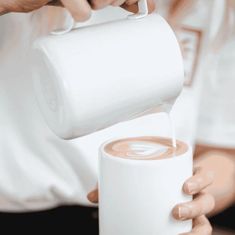Rhino Coffee Gear dzbanek do mleka biały 360 ml | CoffeeLove